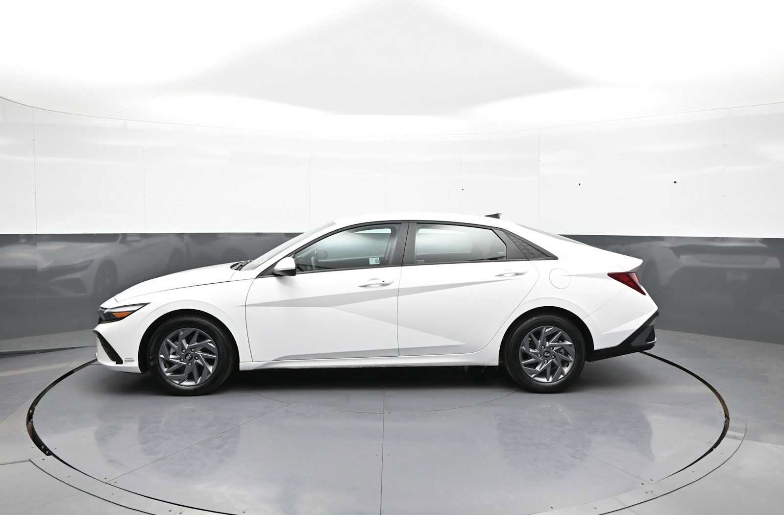 Certified 2024 Hyundai Elantra SEL FWD image 9