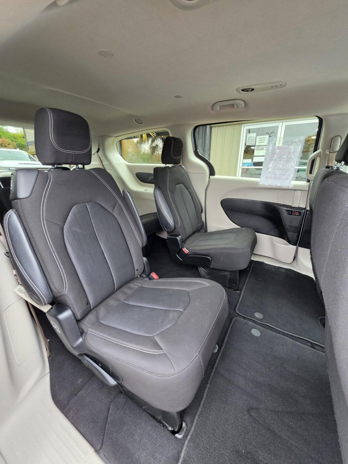 Used 2022 Chrysler Voyager LX FWD image 14