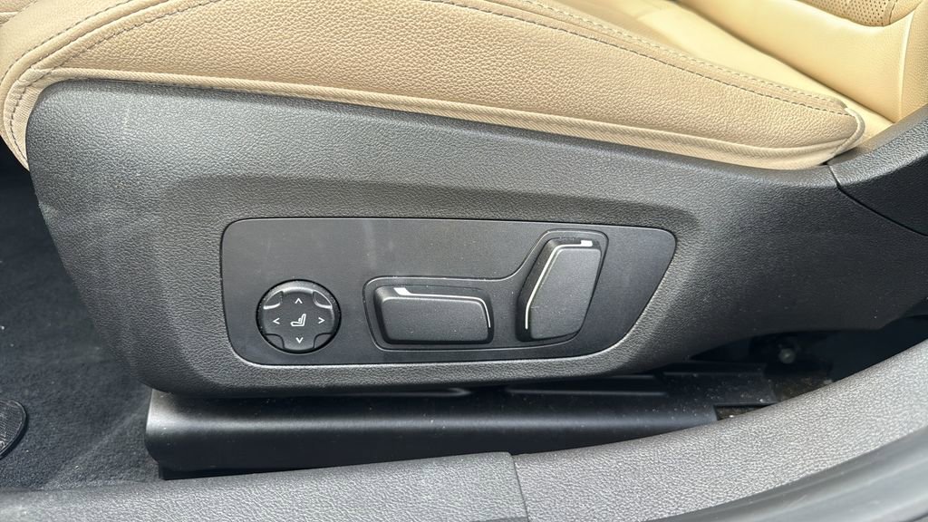 Certified 2025 BMW 330i Sedan w/ M Sport Package image 7