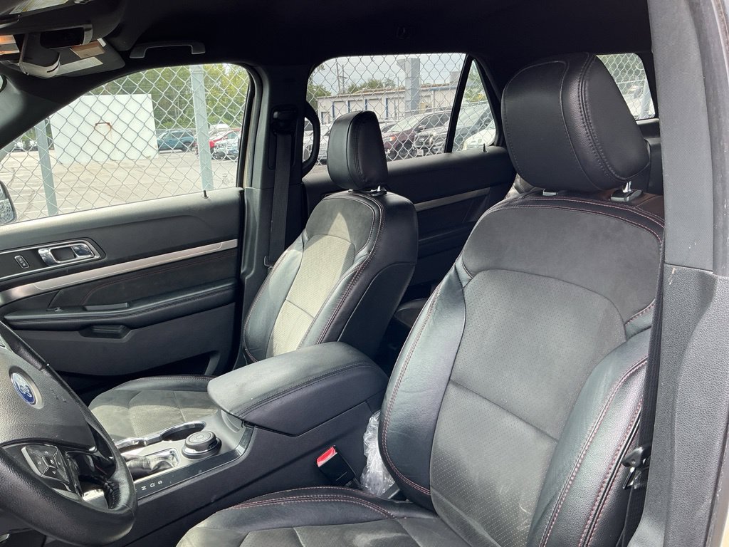 Used 2018 Ford Explorer XLT w/ XLT Appearance Package AWD/4WD image 16
