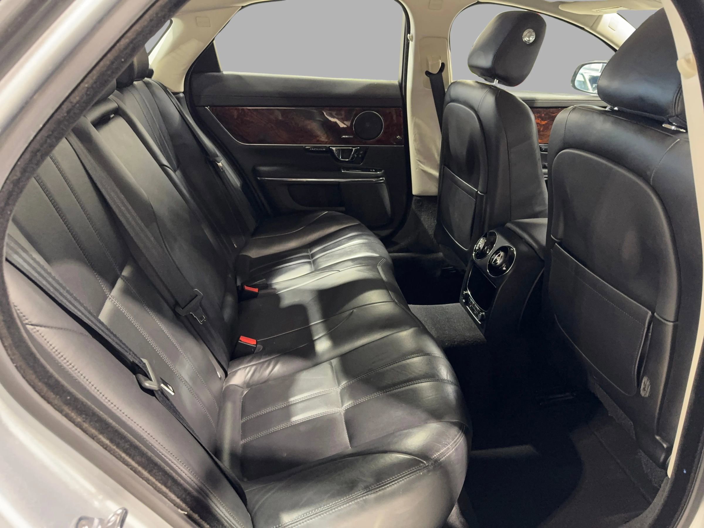 Used 2015 Jaguar XJ image 34