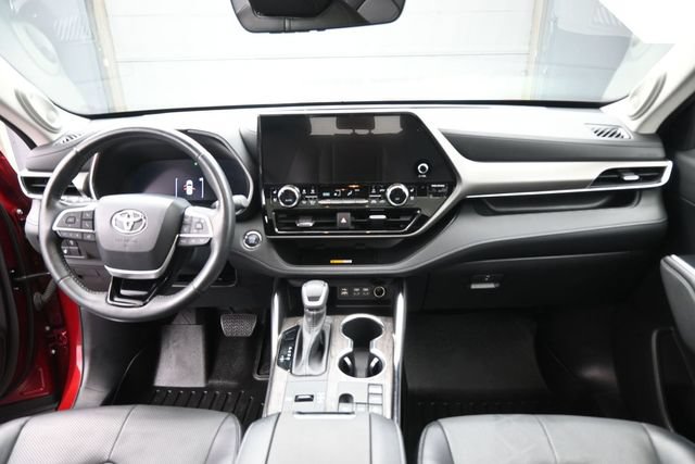 Used 2023 Toyota Highlander Limited FWD image 27
