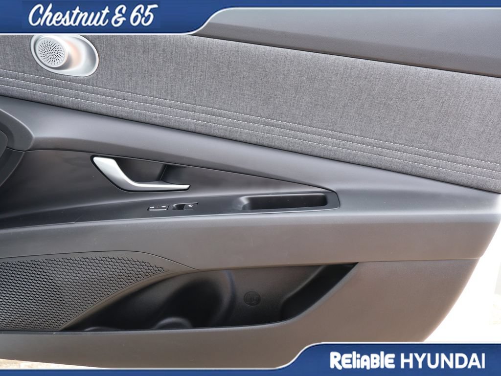 Certified 2025 Hyundai Elantra Limited FWD image 8