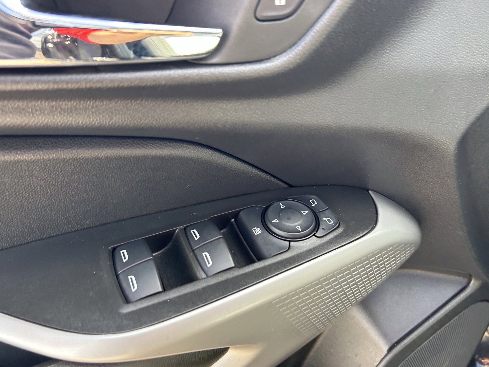 Used 2024 Chevrolet Trax LS w/ LS Convenience Package image 12