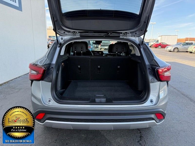 Used 2025 Chevrolet Trax LT image 18