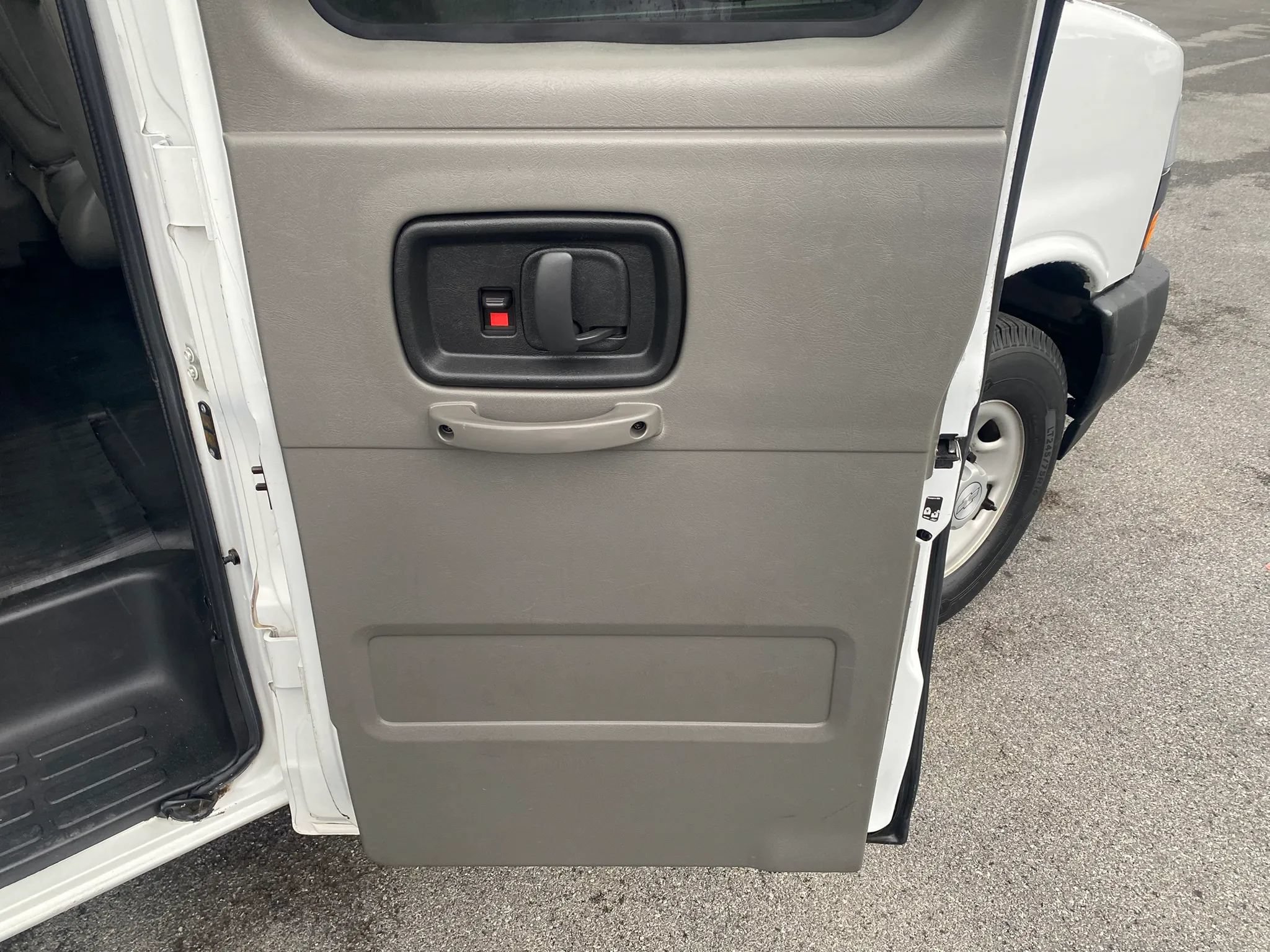 Used 2018 Chevrolet Express 3500 LS RWD image 23