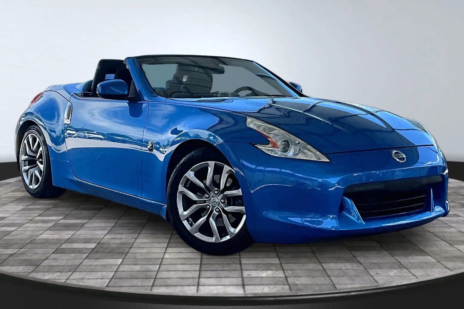 Used 2010 Nissan 370Z Roadster RWD image 3