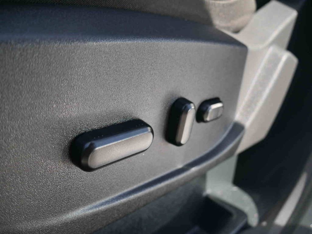 Used 2019 Ford Escape SE image 25