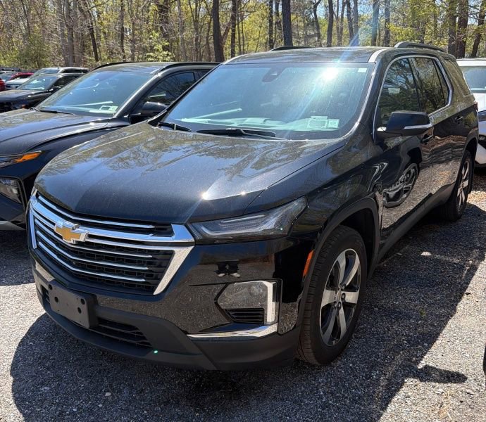Used 2023 Chevrolet Traverse LT w/ LT Premium Package AWD/4WD image 2