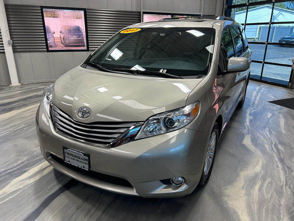 Used 2017 Toyota Sienna XLE w/ XLE Navigation Package FWD image 3