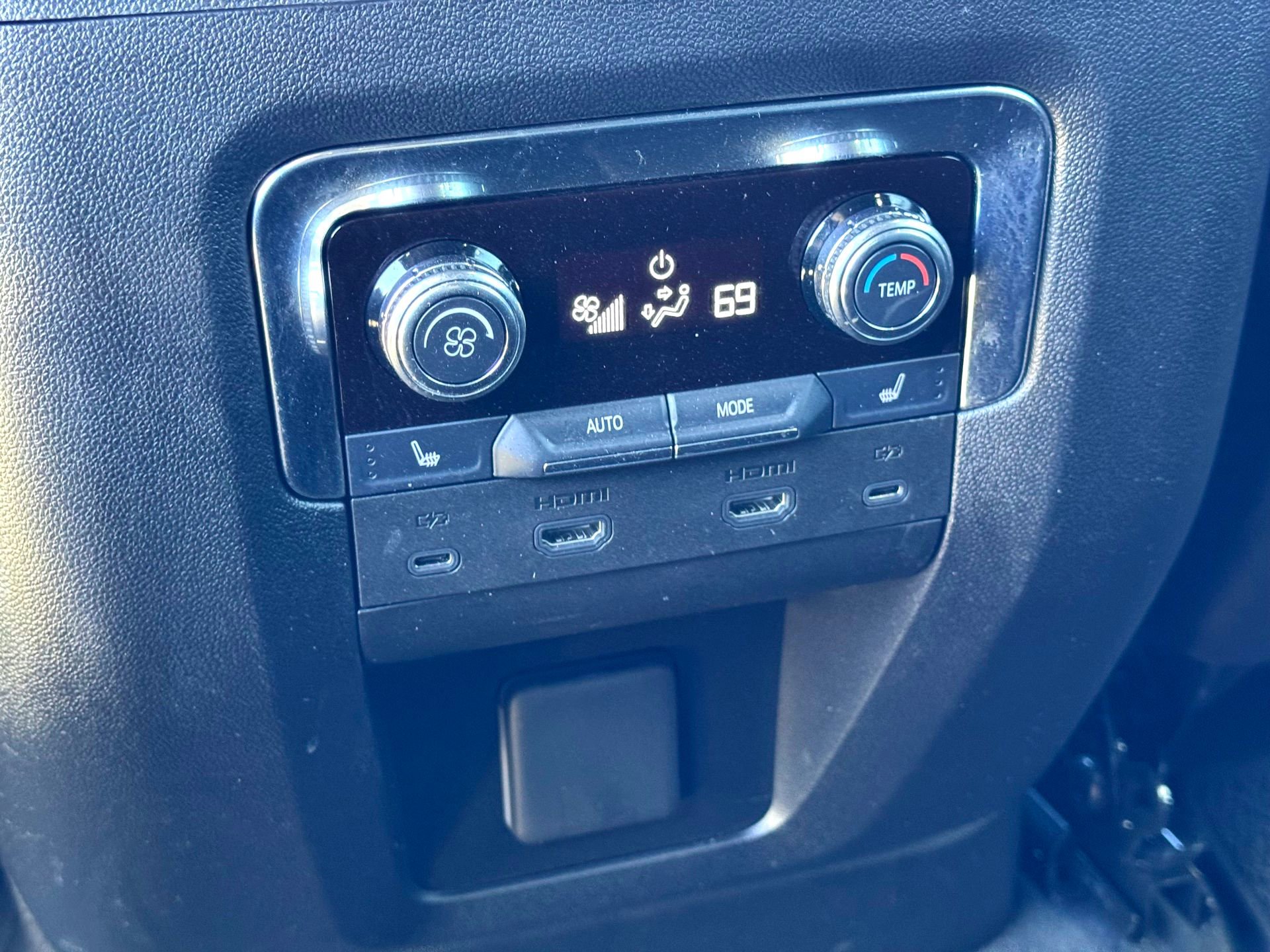 Used 2025 GMC Yukon XL Denali w/ Denali Reserve Package image 24