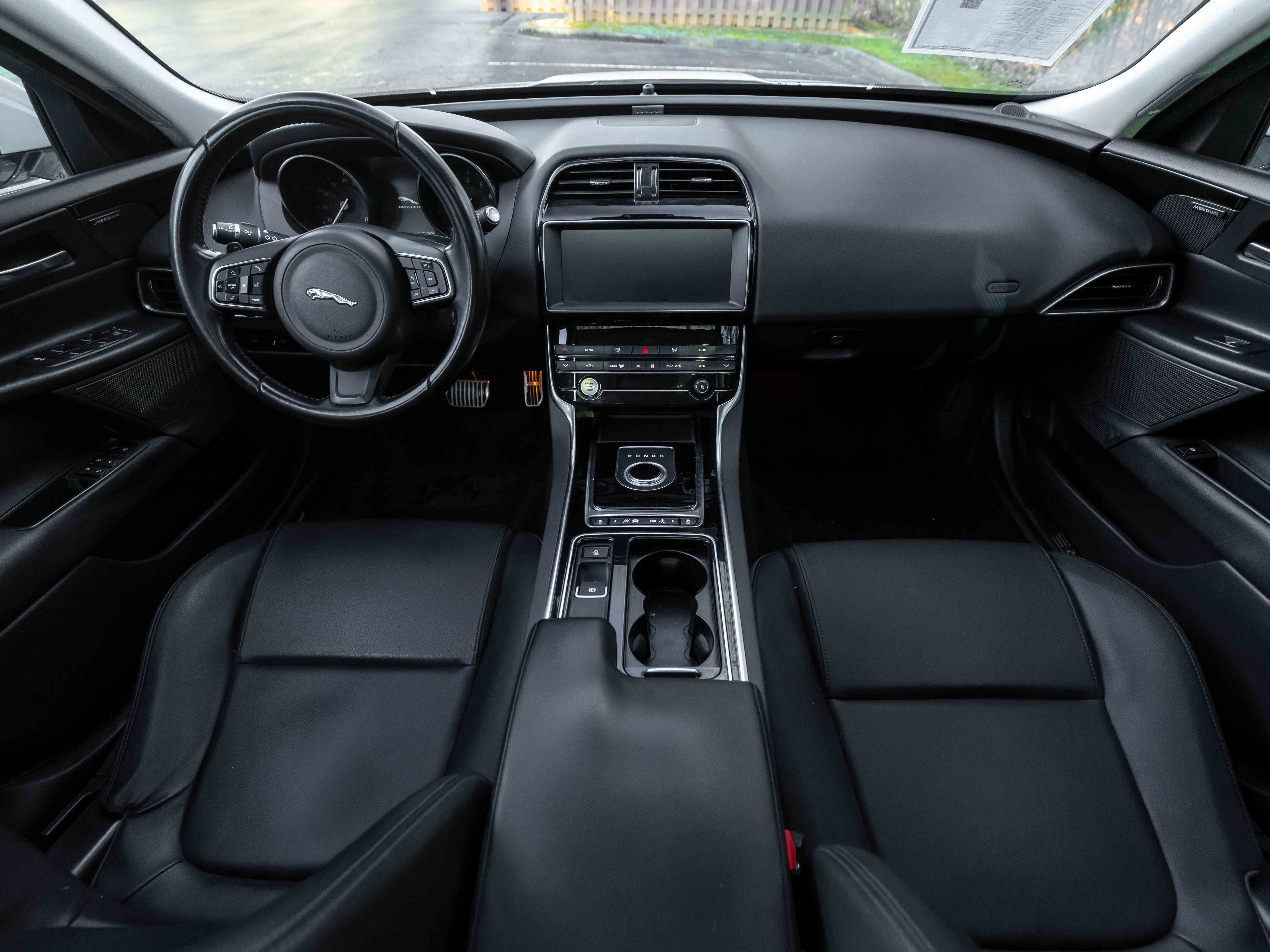 Used 2019 Jaguar XE Premium image 5