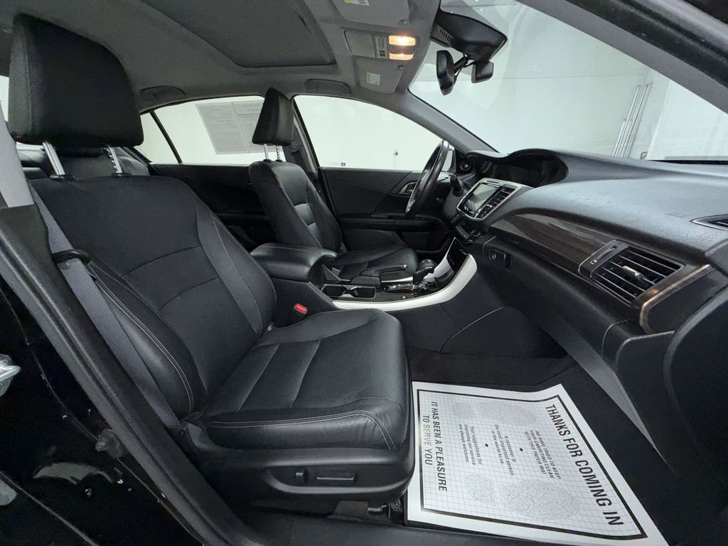 Used 2017 Honda Accord Touring image 11