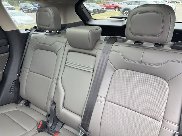 Used 2025 Lincoln Corsair Reserve w/ Towing Package AWD/4WD image 32