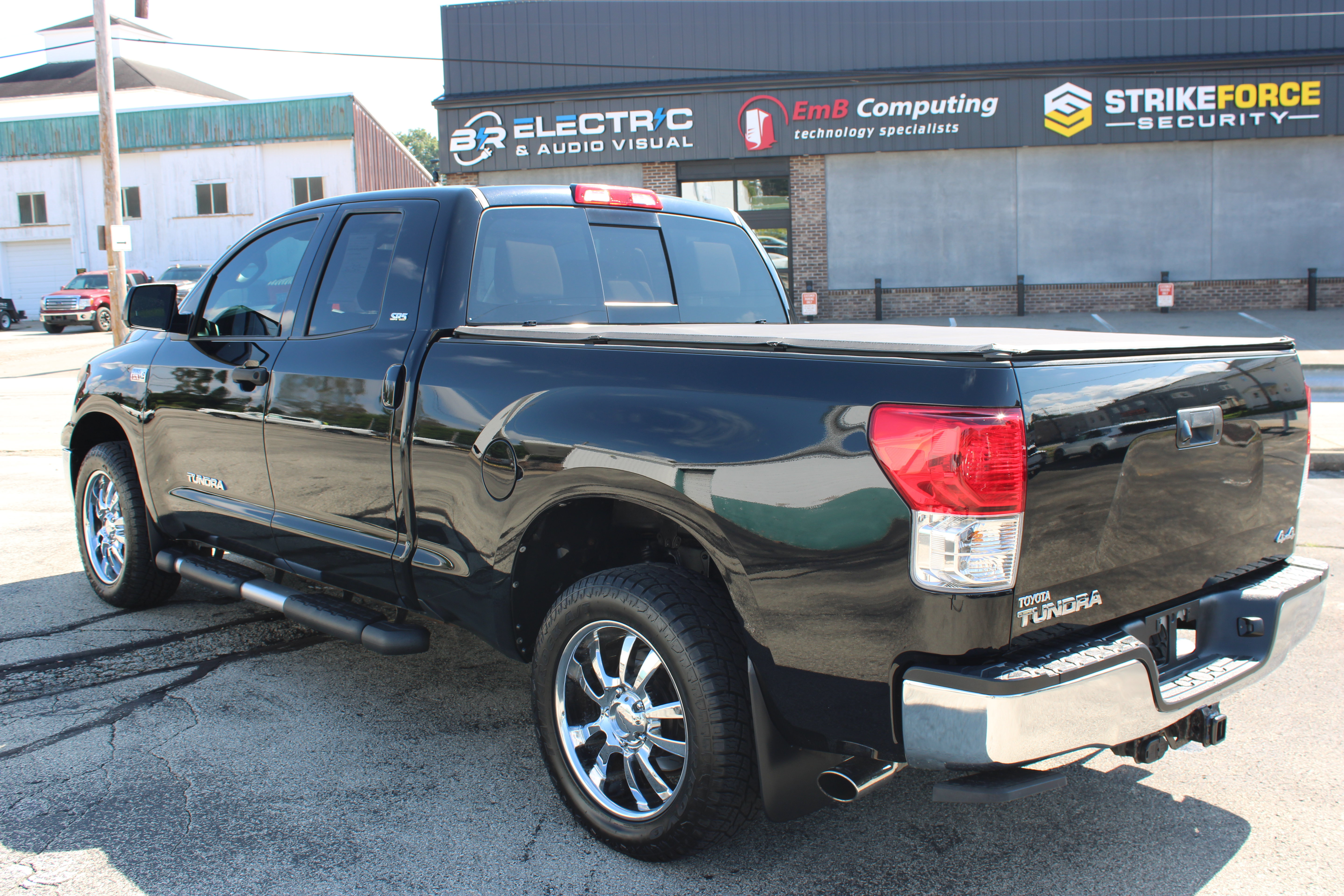 Used 2013 Toyota Tundra 4x4 Double Cab w/ SR5 Pkg image 3