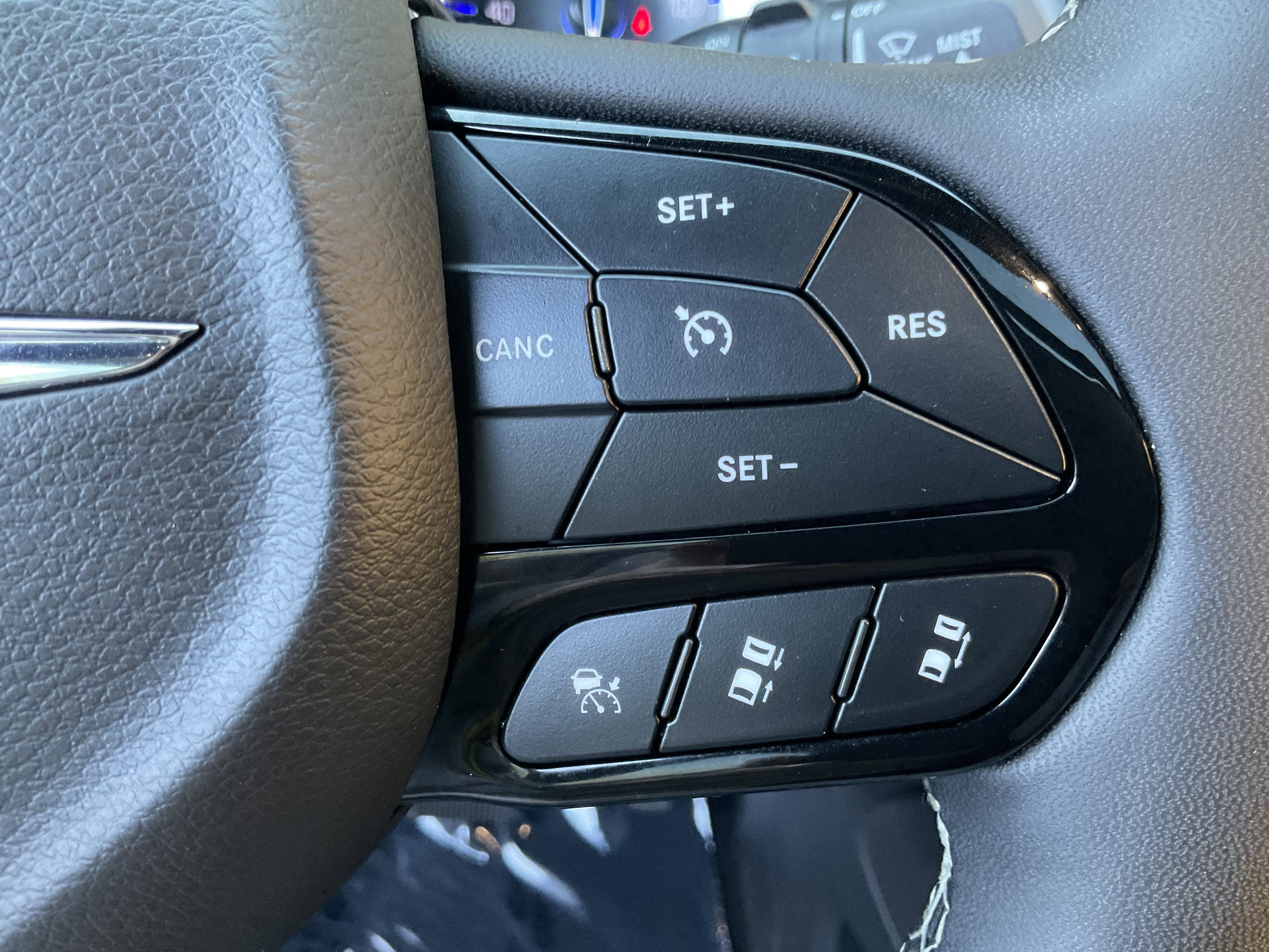 Used 2025 Chrysler Pacifica Limited FWD image 32