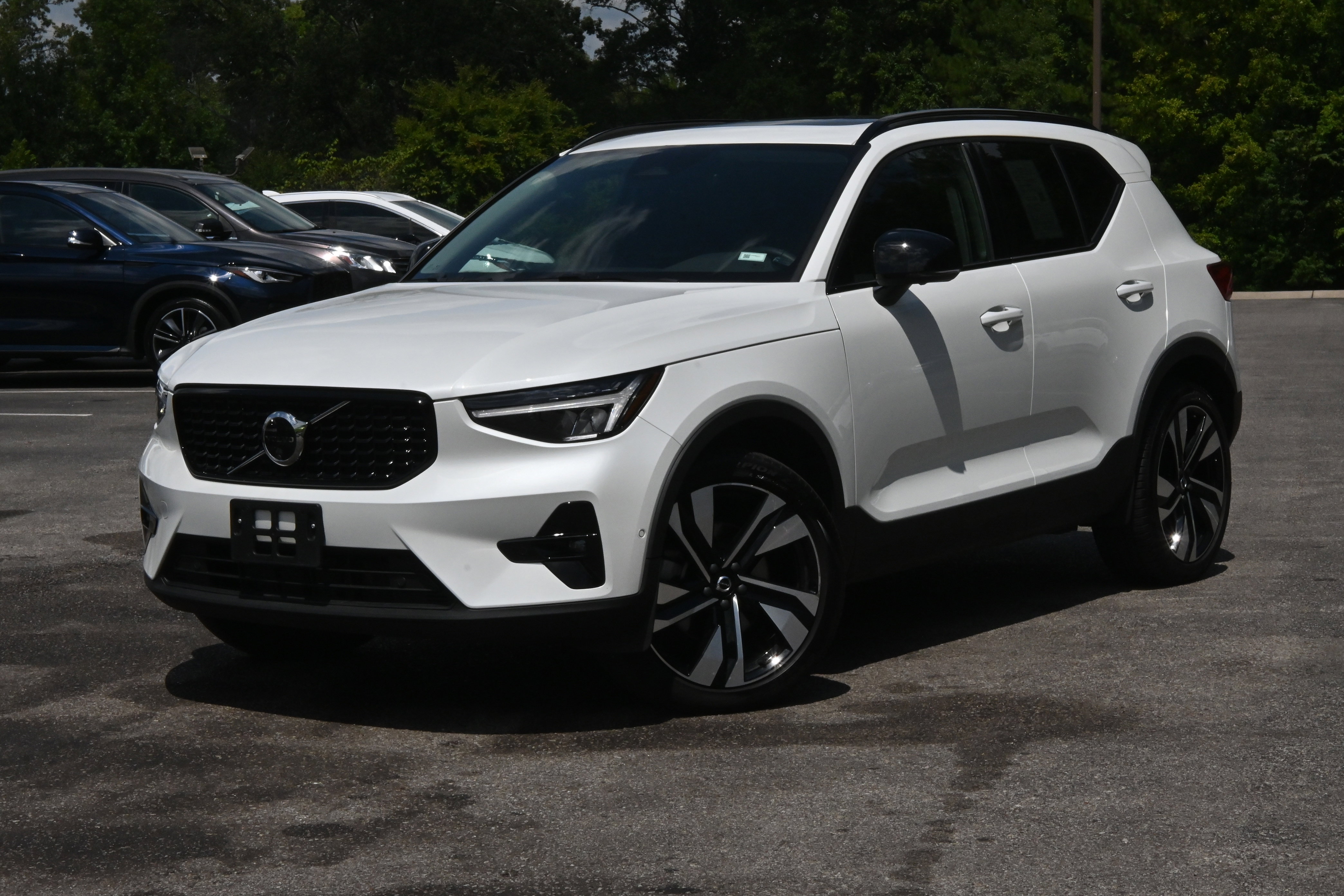Used 2025 Volvo XC40 B5 Plus image 4
