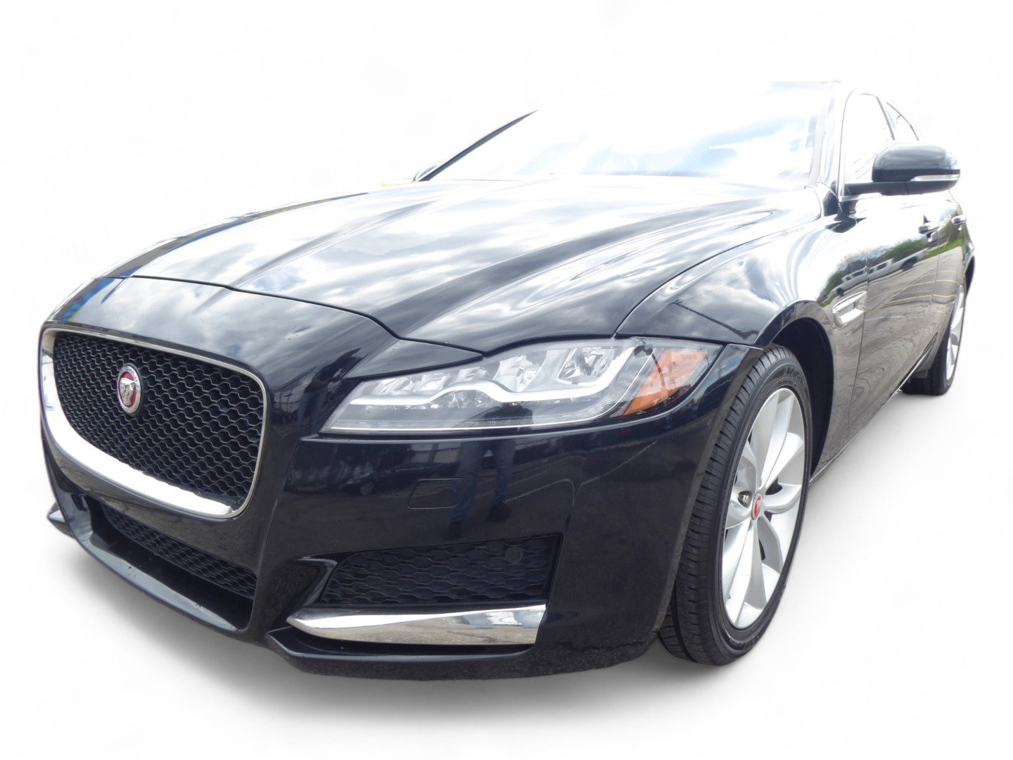 Used 2018 Jaguar XF Premium image 5