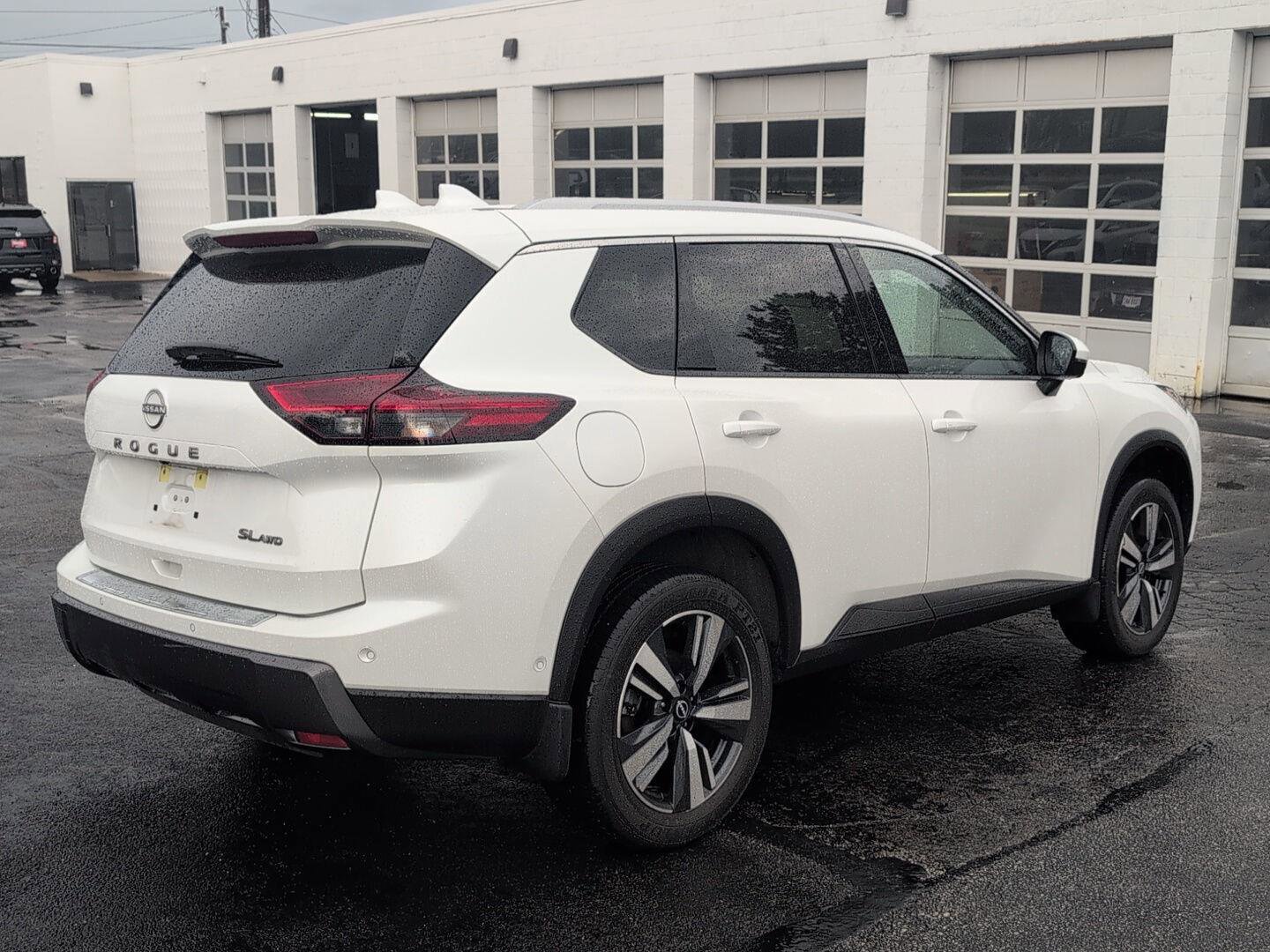 Used 2025 Nissan Rogue SL w/ Tech Package image 3