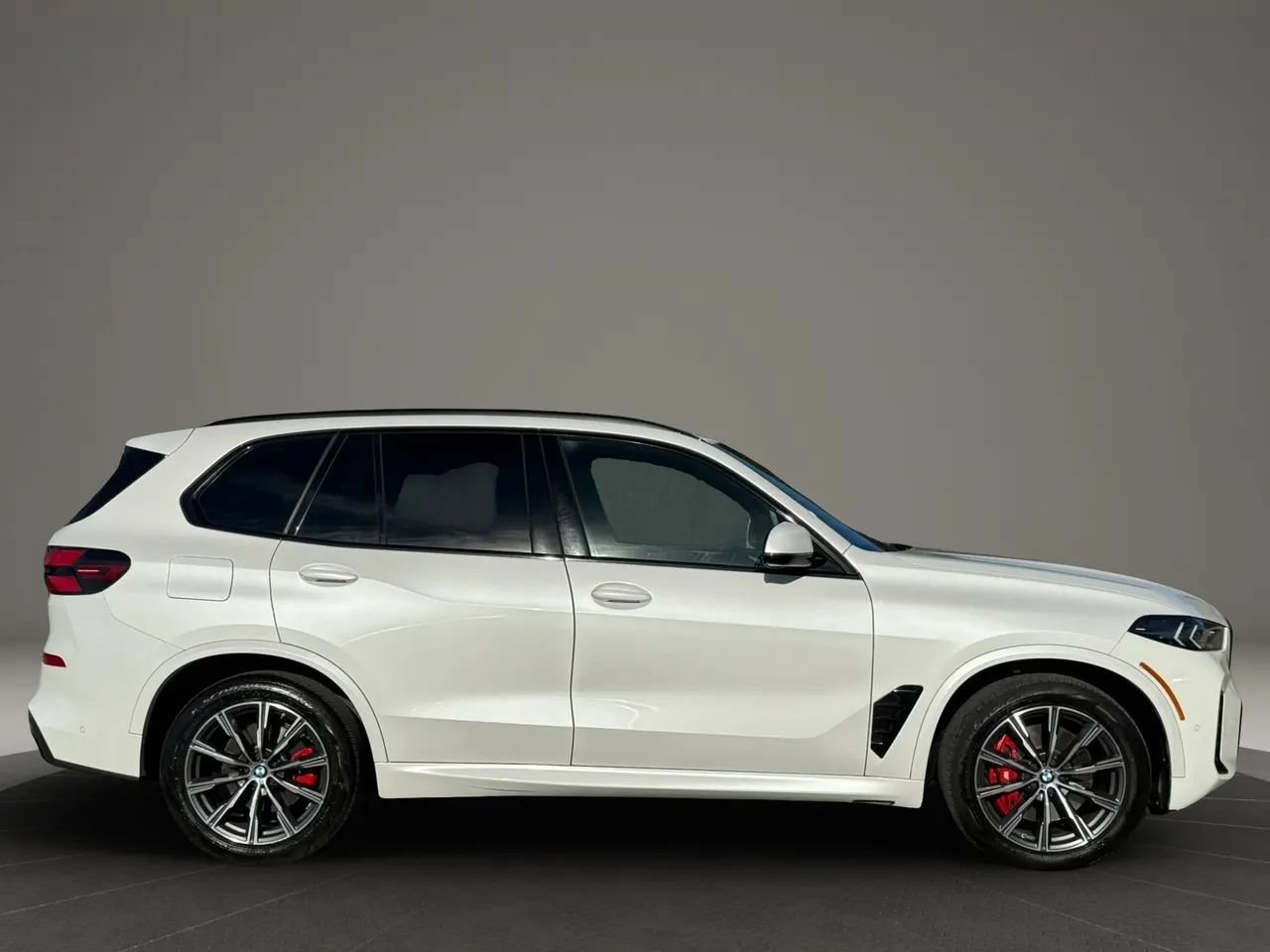 Used 2024 BMW X5 xDrive40i w/ M Sport Package AWD/4WD image 3