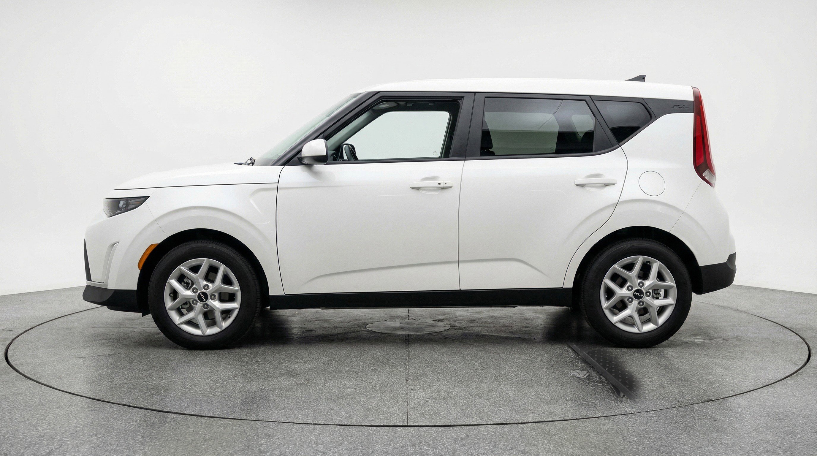 Used 2025 Kia Soul LX w/ LX Technology Package image 5
