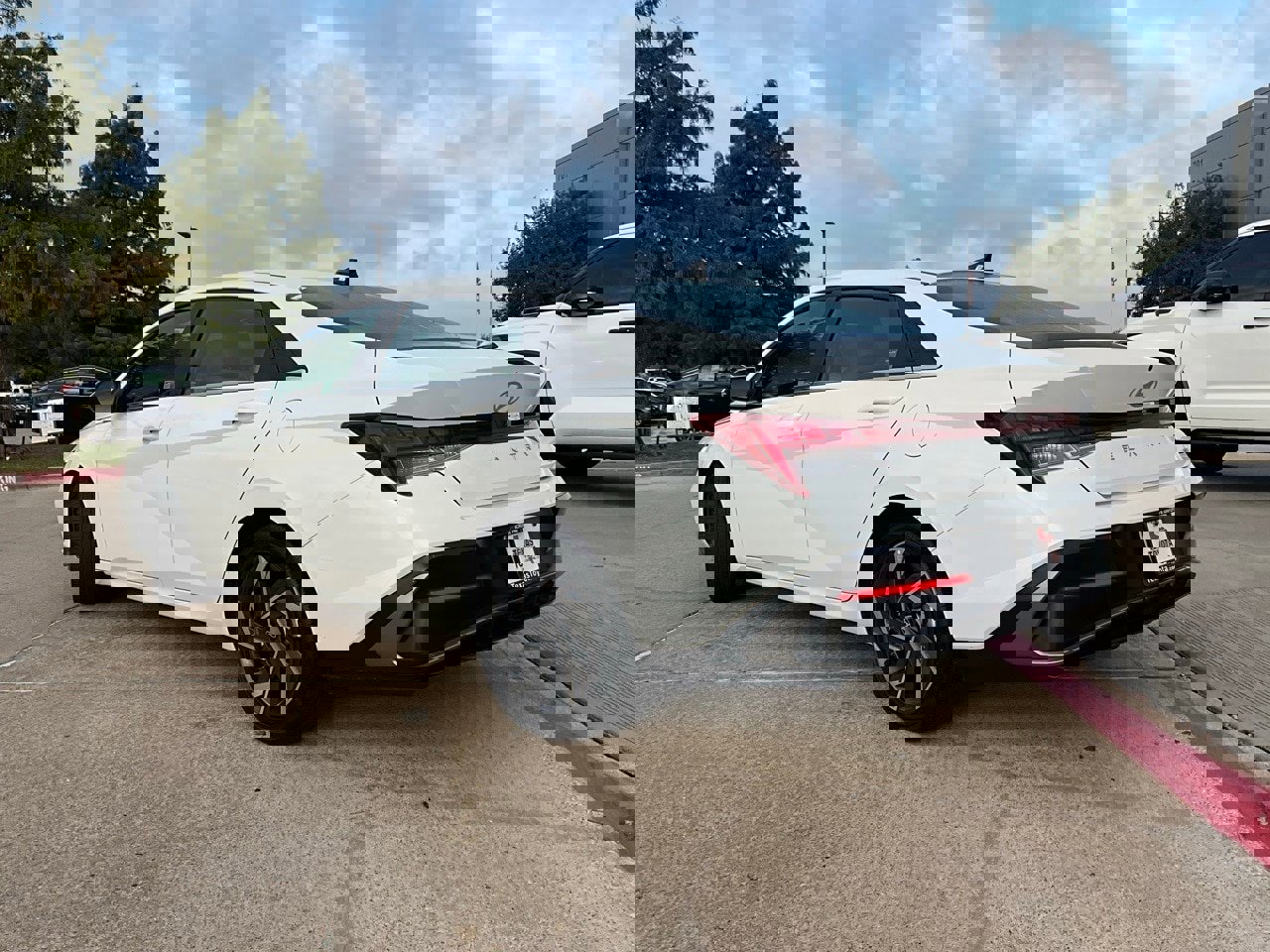 Used 2025 Hyundai Elantra Limited image 8