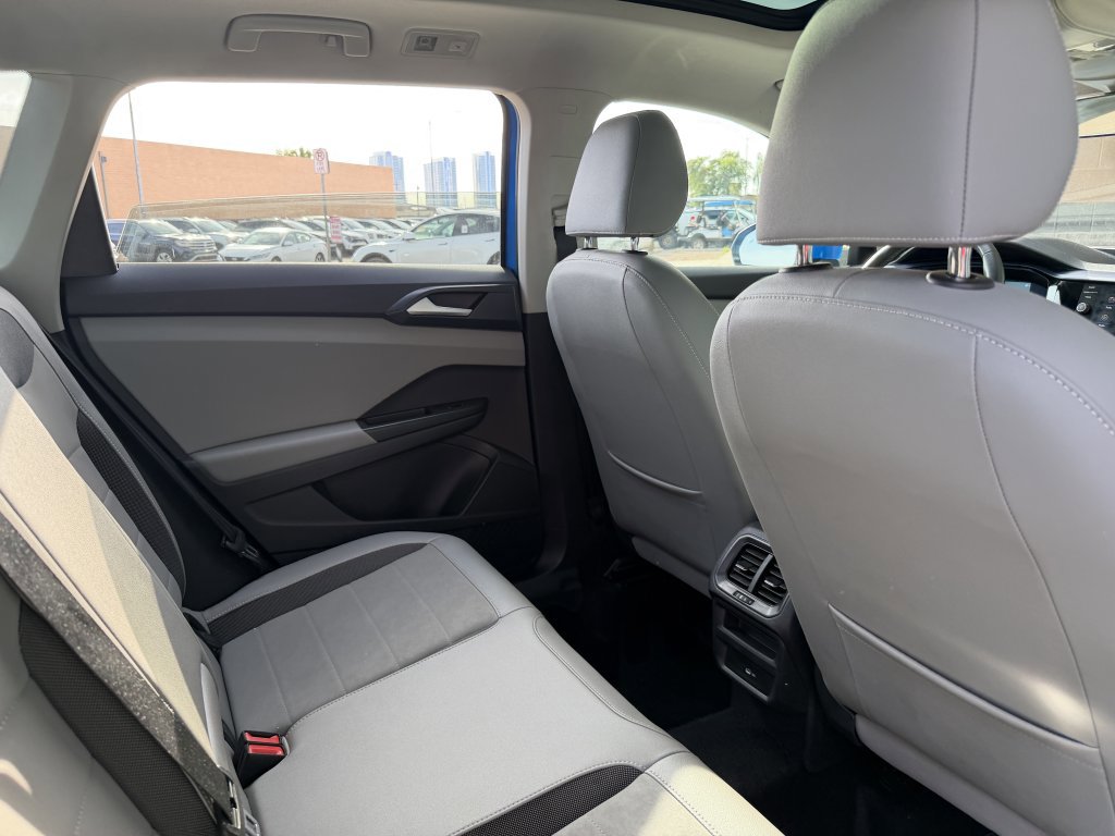 Used 2022 Volkswagen Taos SE w/ Panoramic Sunroof Package AWD/4WD image 37