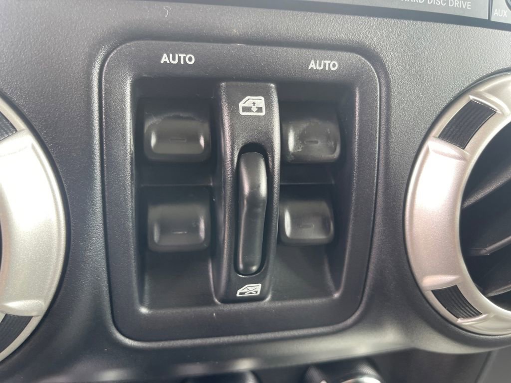 Used 2017 Jeep Wrangler Unlimited Sahara w/ Connectivity Group AWD/4WD image 16