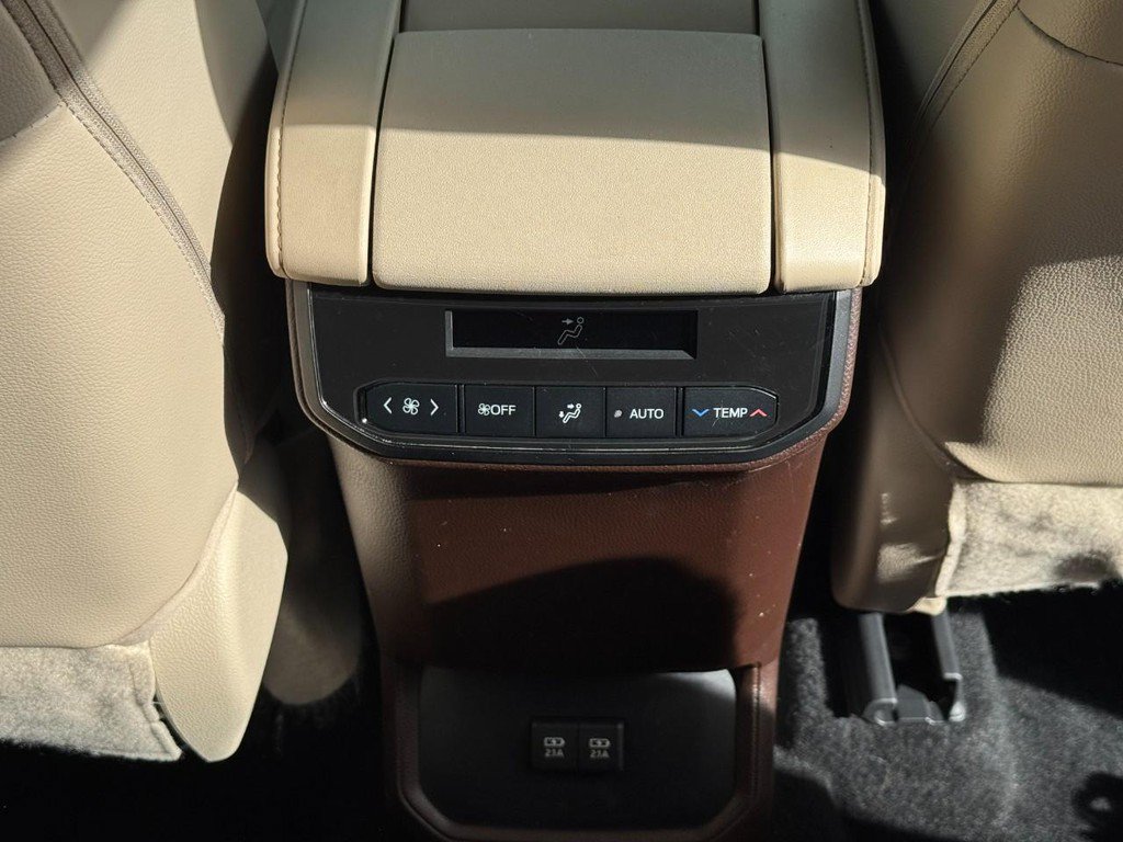Used 2021 Toyota Highlander XLE AWD/4WD image 17