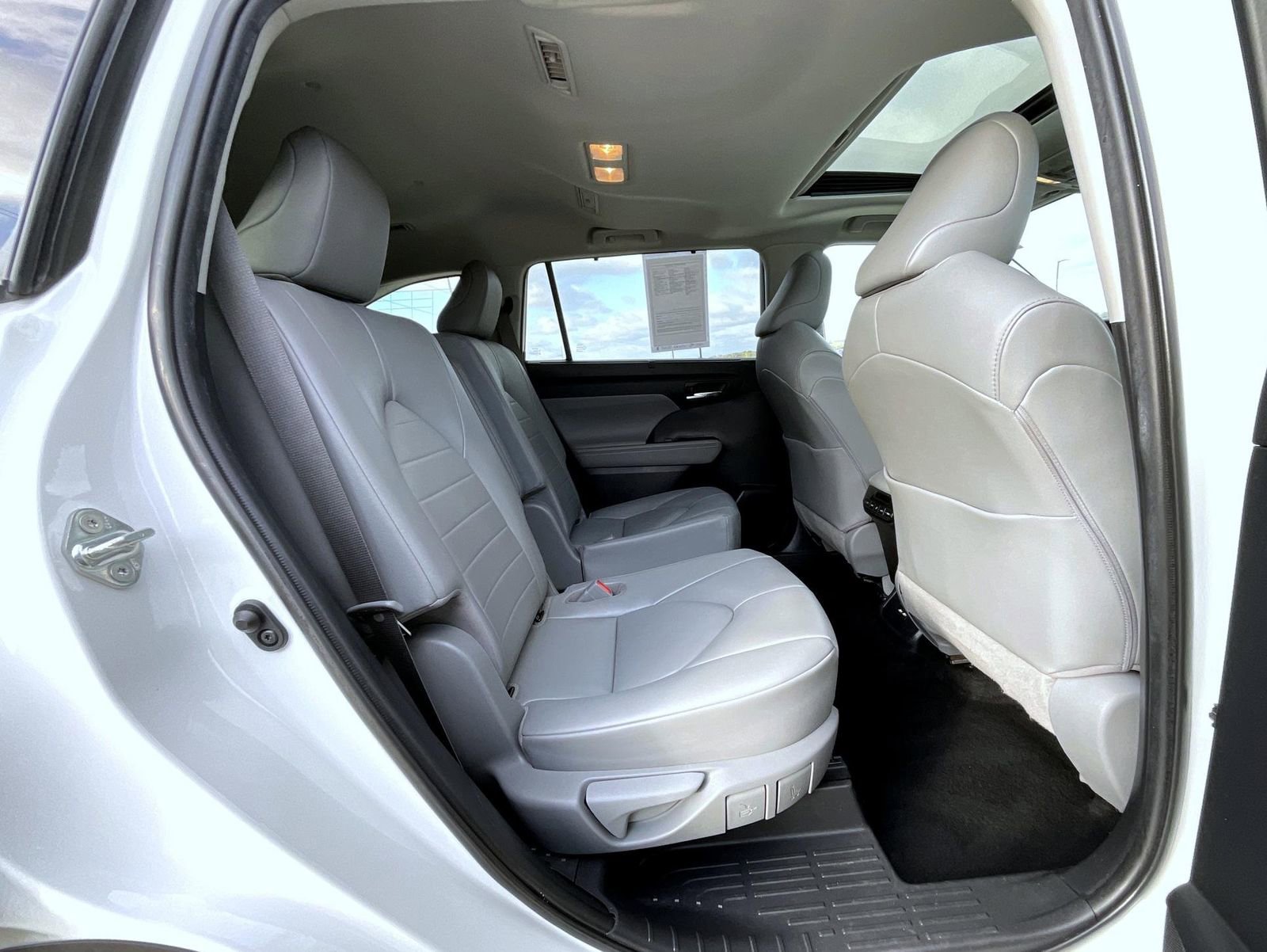 Used 2020 Toyota Highlander XLE image 16