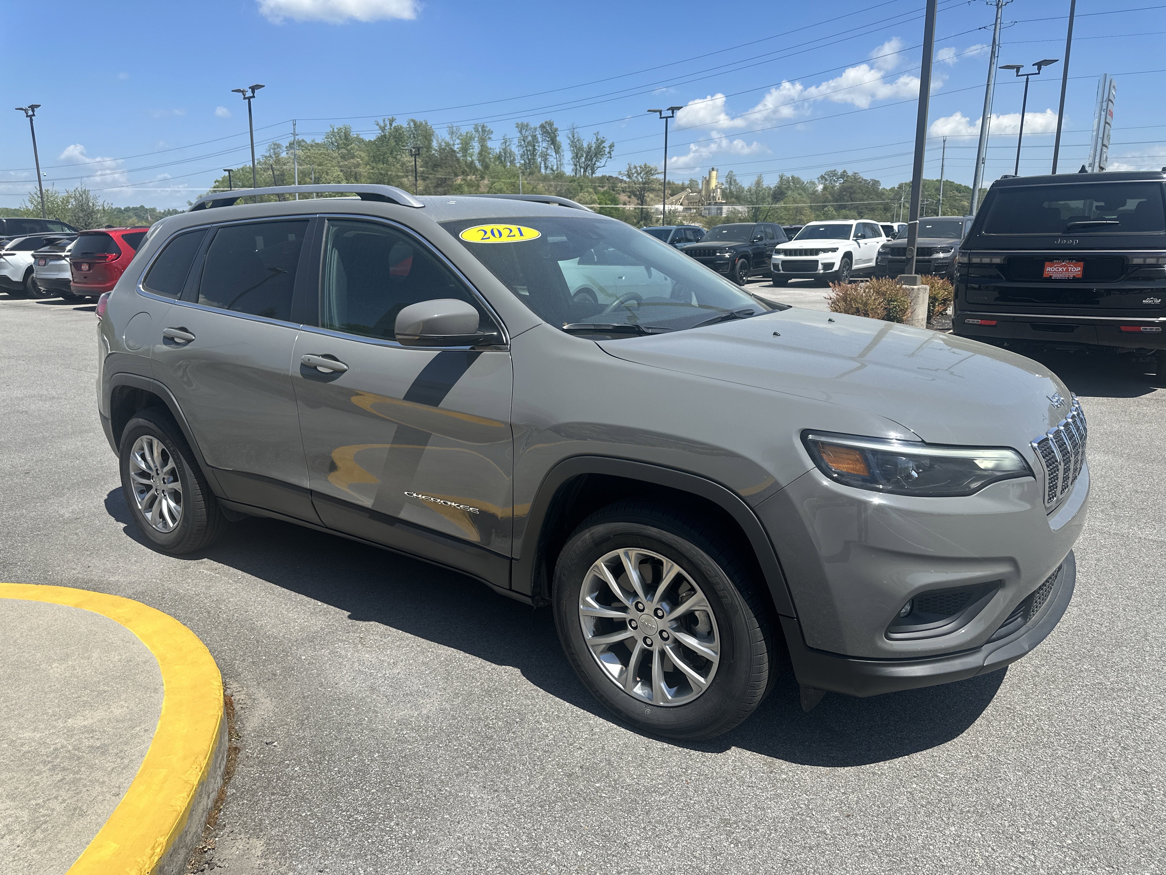 Used 2021 Jeep Cherokee Latitude Lux w/ Comfort/Convenience Group AWD/4WD image 6