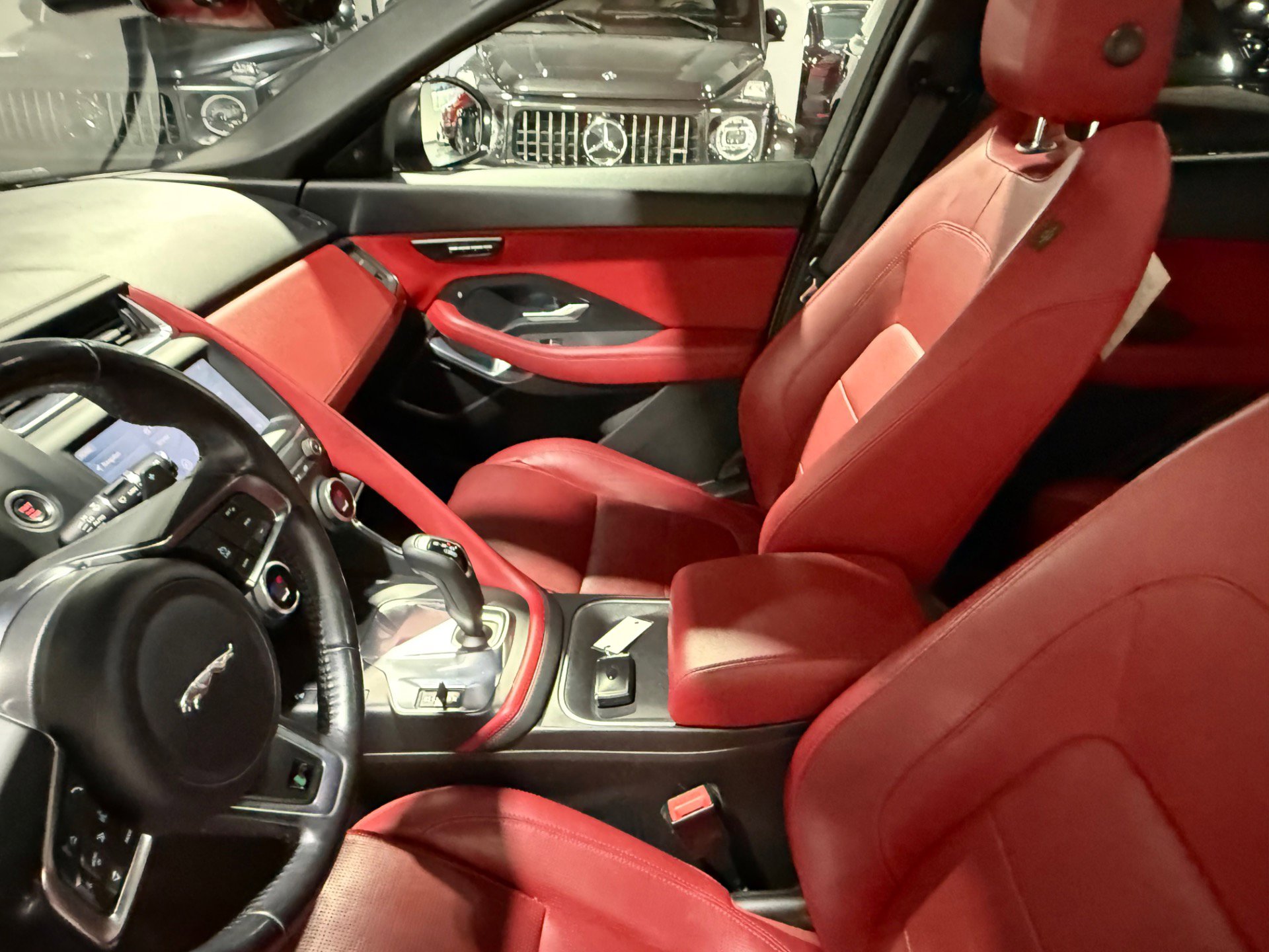 Used 2019 Jaguar E-PACE R-Dynamic SE image 32