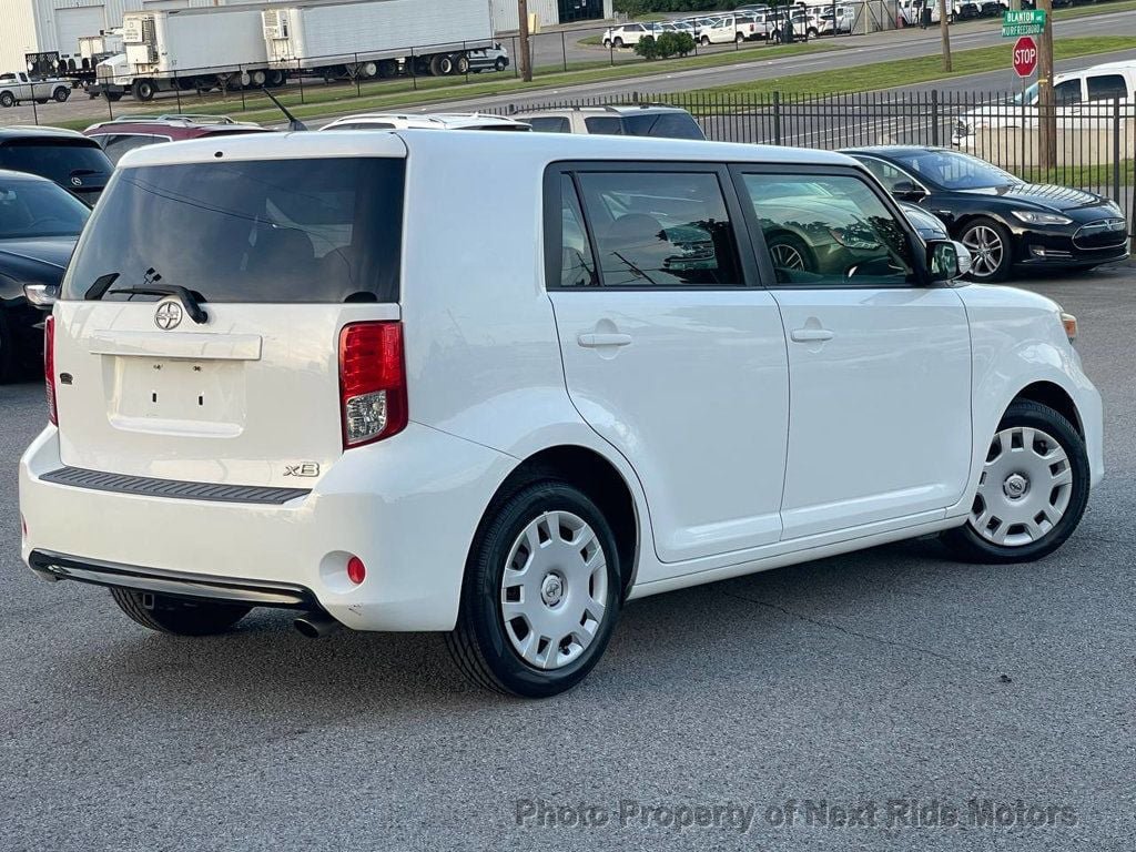 Used 2014 Scion xB FWD image 2