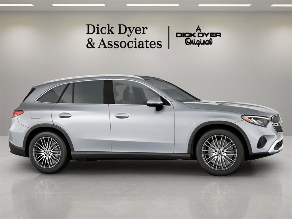 Used 2025 Mercedes-Benz GLC 300 4MATIC image 3