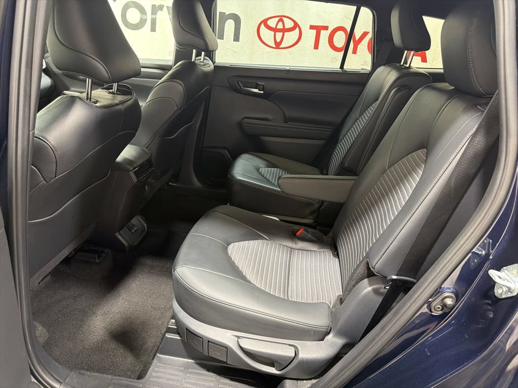 Used 2025 Toyota Highlander XSE AWD/4WD image 19