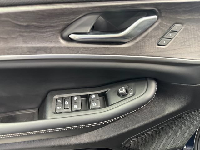 Used 2024 Jeep Grand Cherokee L Limited AWD/4WD image 28