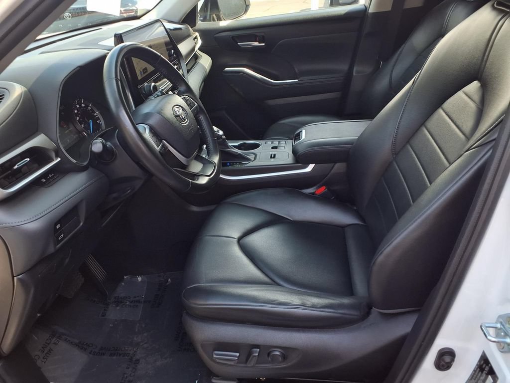 Used 2023 Toyota Highlander XLE w/ Protection Package #3 (TMS) AWD/4WD image 17