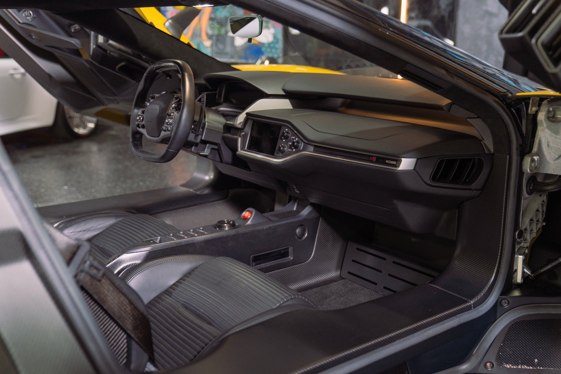 Used 2019 Ford GT RWD image 2