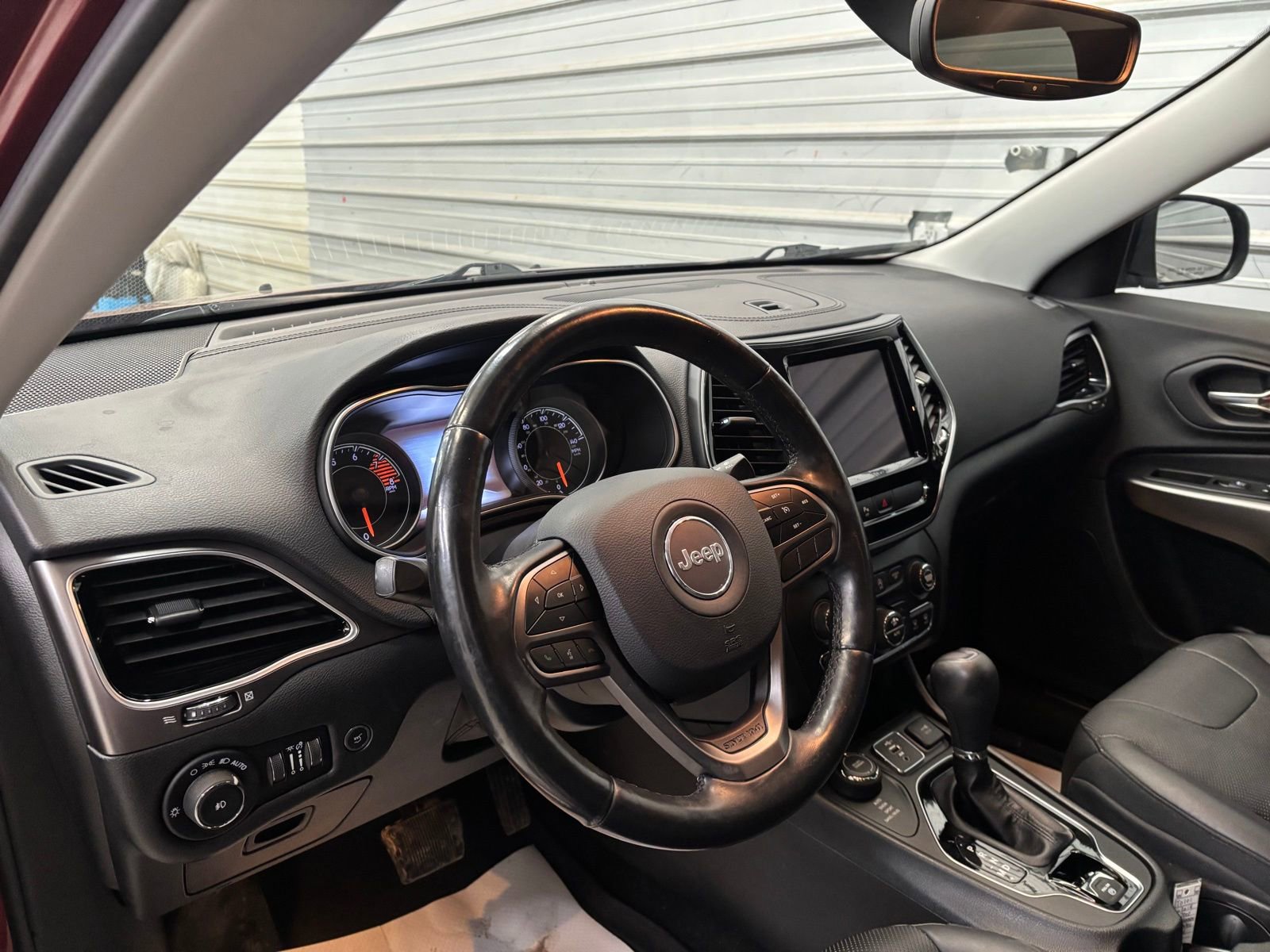 Used 2019 Jeep Cherokee Limited image 12