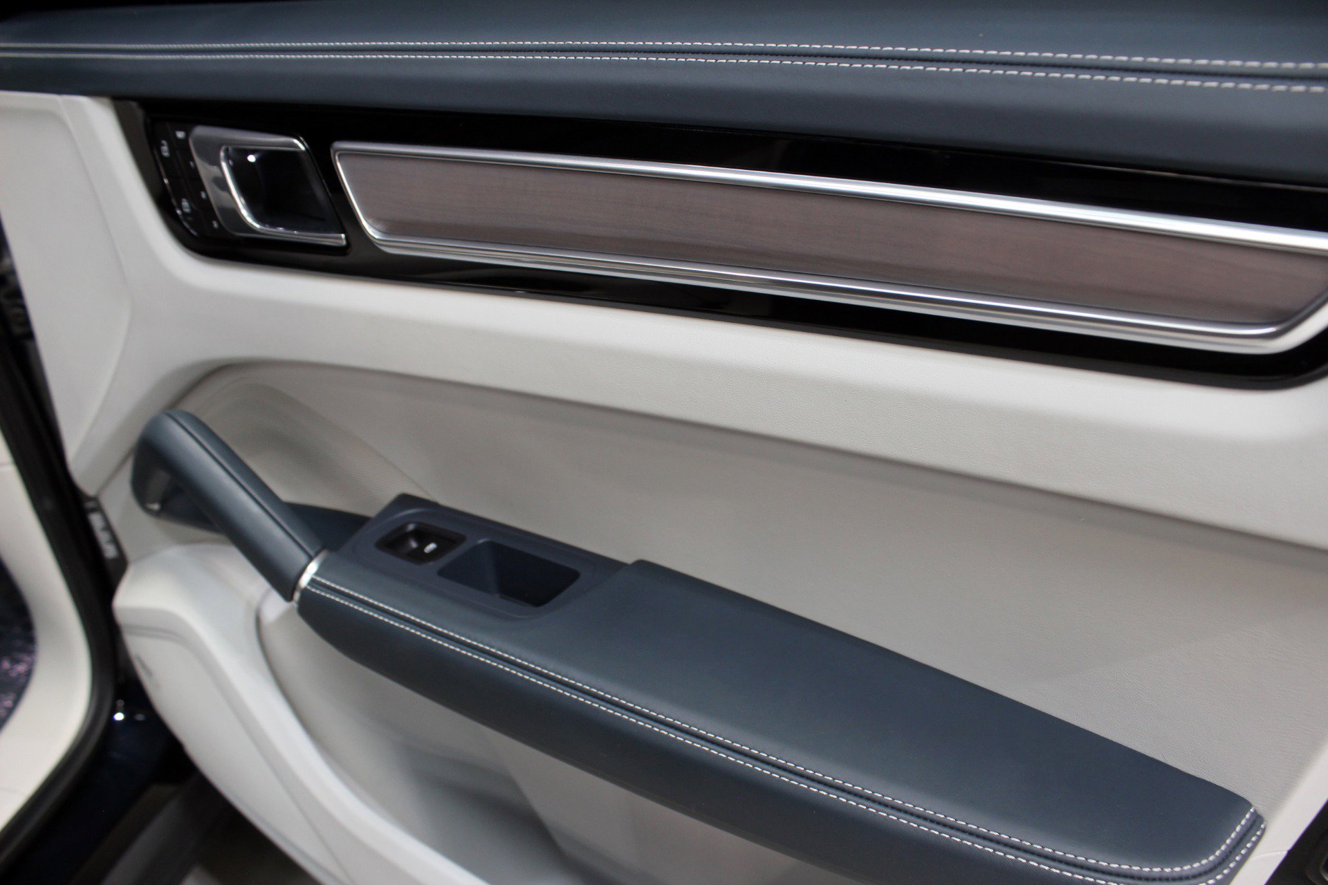 Used 2023 Porsche Cayenne Platinum Edition image 53