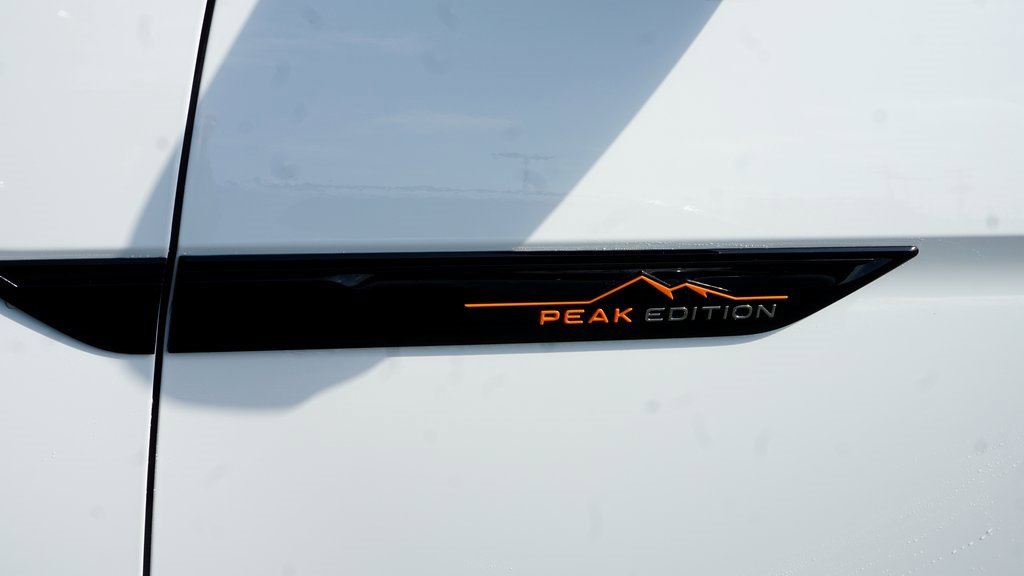 New 2025 Volkswagen Atlas Peak Edition SE image 3