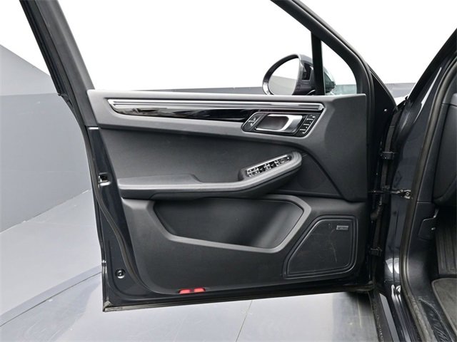 Used 2025 Porsche Macan image 14