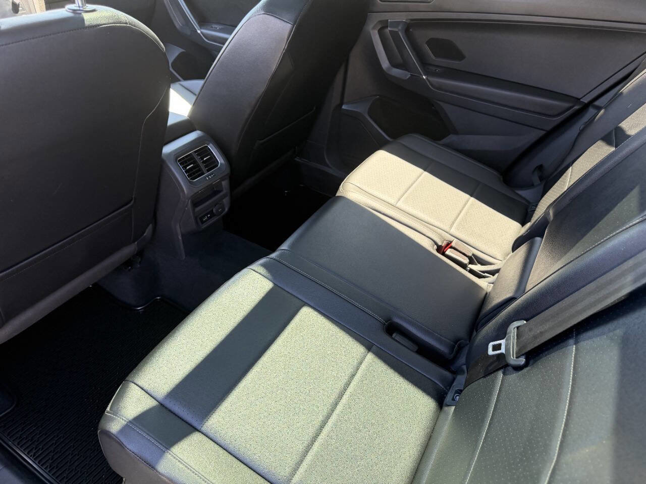 Used 2018 Volkswagen Tiguan SE w/ Panoramic Sunroof Package AWD/4WD image 22