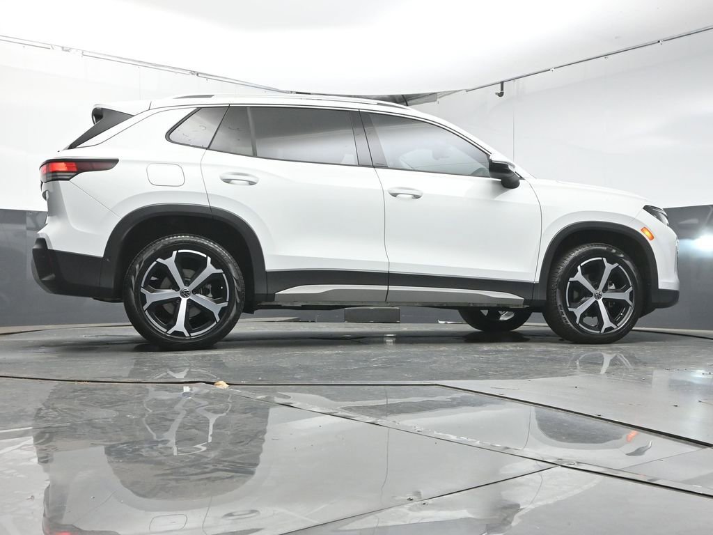 Certified 2025 Volkswagen Tiguan SE FWD image 39