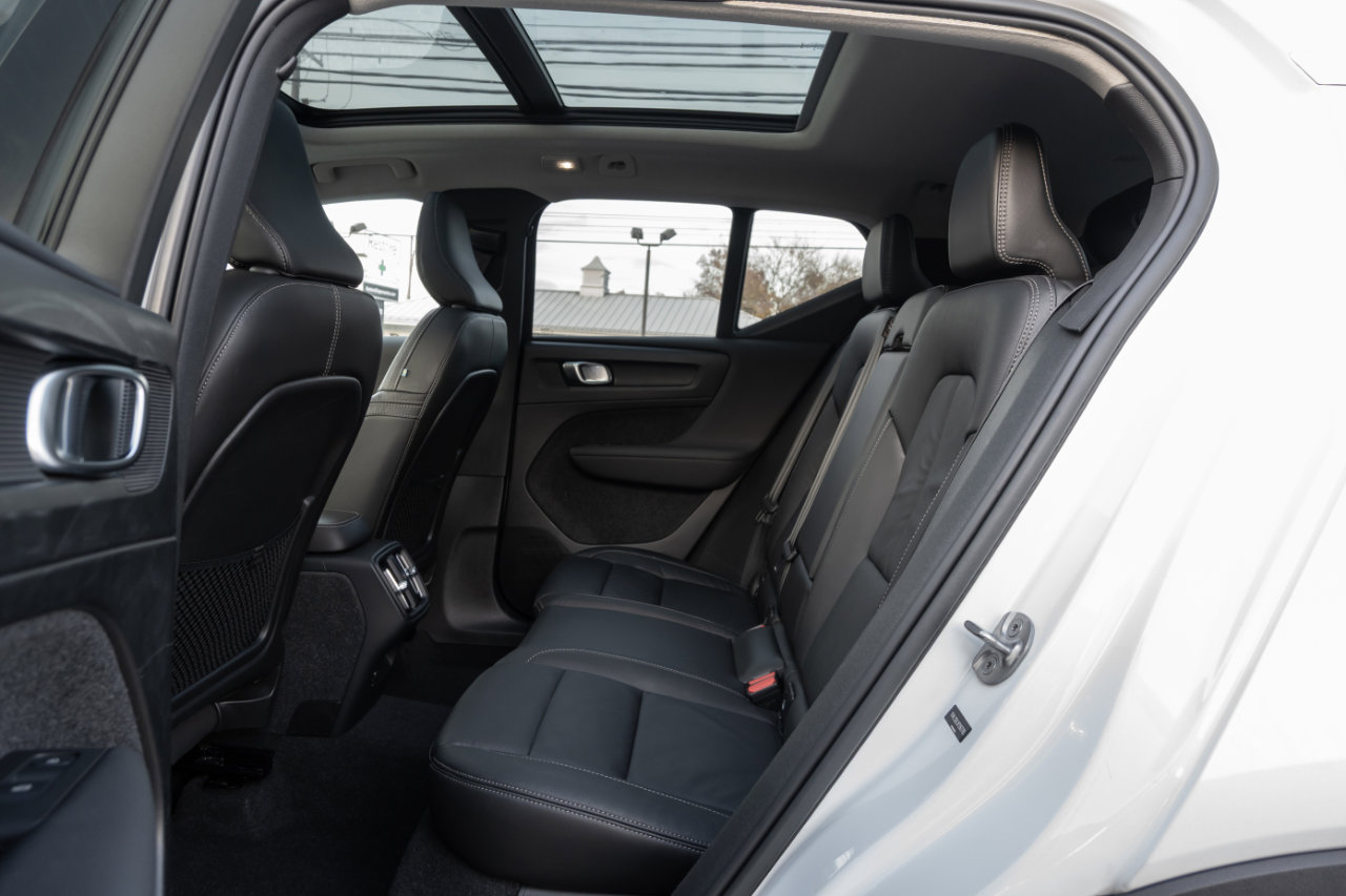 Used 2023 Volvo XC40 B5 Plus image 21