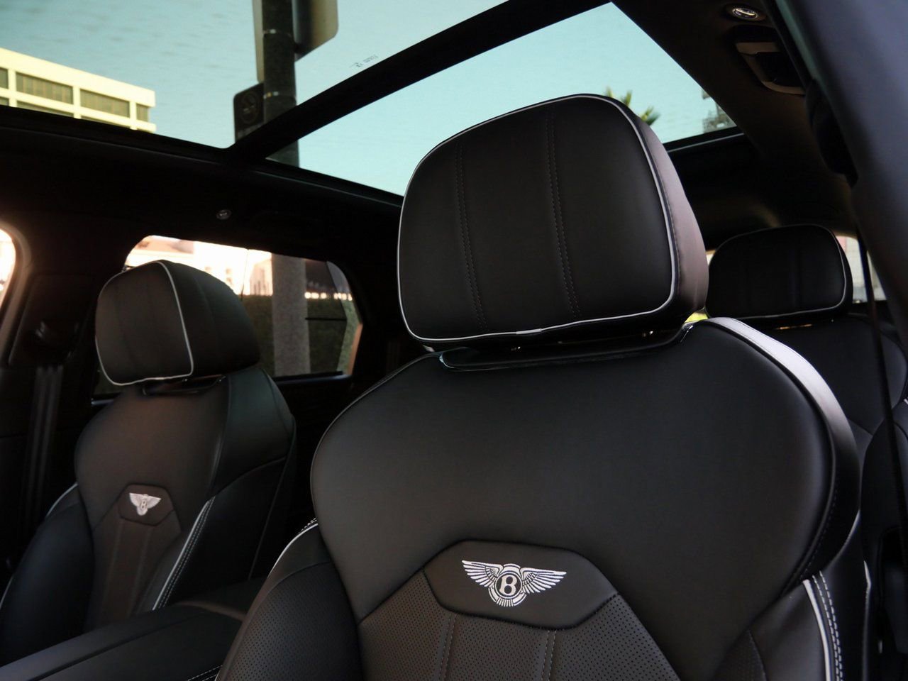Used 2025 Bentley Bentayga AWD/4WD image 18