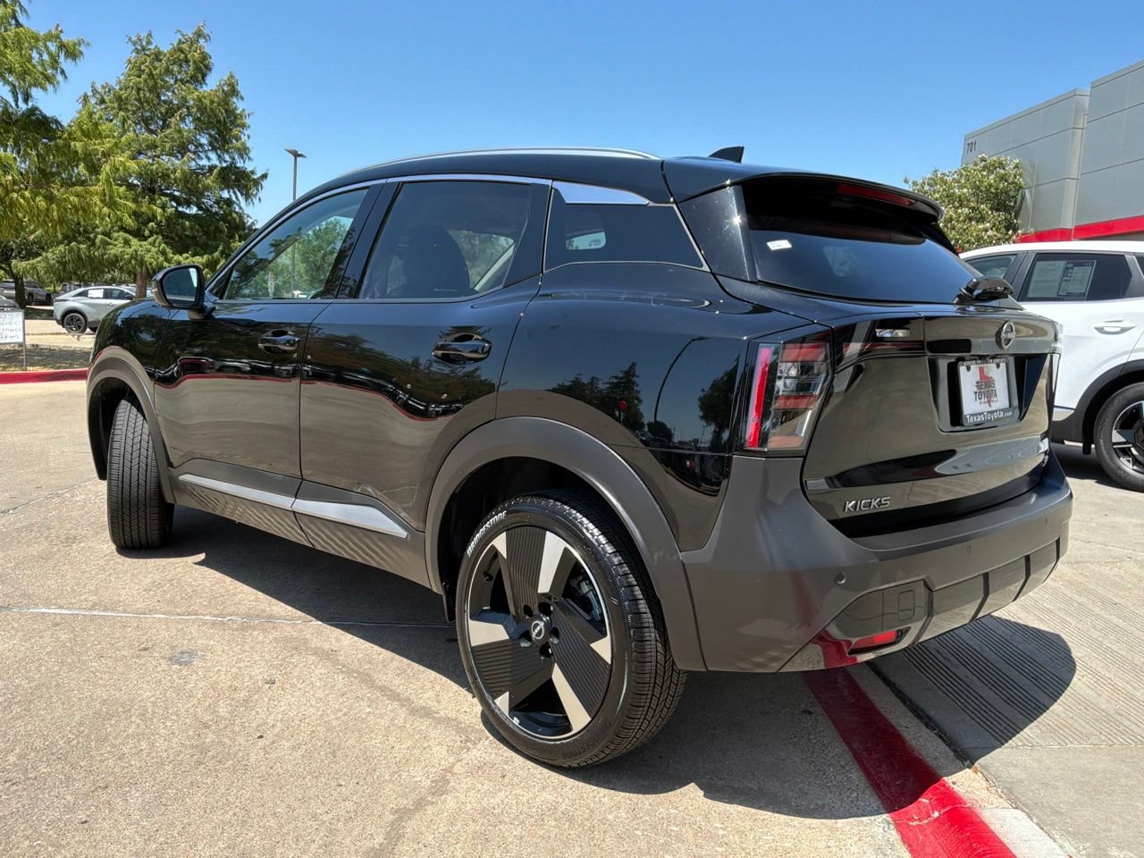 Used 2026 Nissan Kicks SR FWD image 8