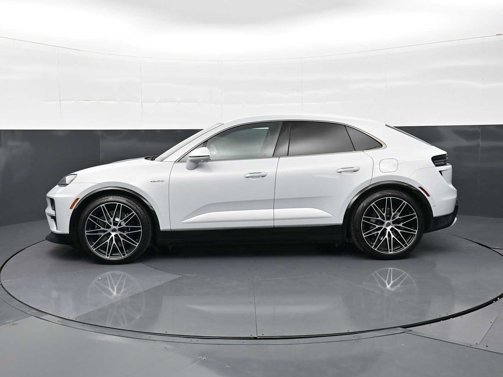 New 2026 Porsche Macan Turbo Electric AWD/4WD image 2