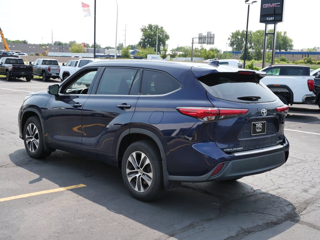 Used 2022 Toyota Highlander XLE AWD/4WD image 4