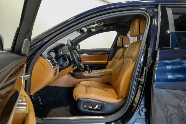 Used 2022 BMW 750i xDrive w/ Luxury Rear Seating Package AWD/4WD image 5